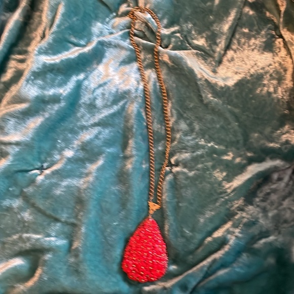 Possibly MIRIAM HASKELL Early Red Lucite Flower Cluster pendant necklace - Picture 3 of 4